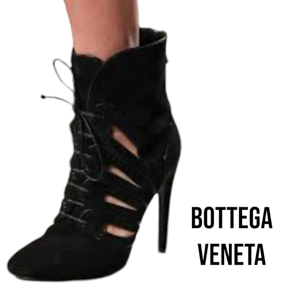Bottega Veneta black suede boots.- New